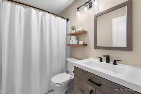 Bath - 4658 Burnham Dr, Hoffman Estates, IL 60192 photo 4 of 4