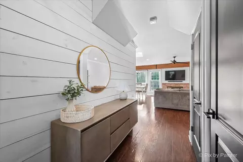 Entry Way - 4658 Burnham Dr, Hoffman Estates, IL 60192 photo 2 of 3