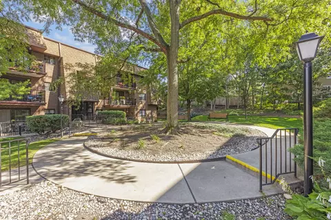 404 Melrose Ave #204, Glen Ellyn, IL 60137