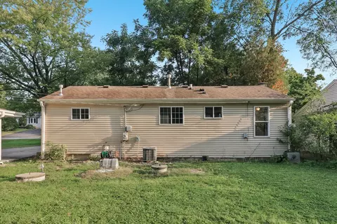 Exterior - 819 Southside Ave, Mchenry, IL 60051 photo 4 of 7