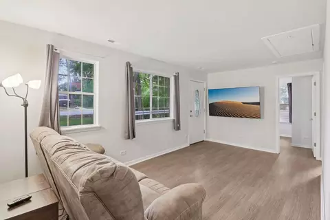 Living - 819 Southside Ave, Mchenry, IL 60051 photo 2 of 3