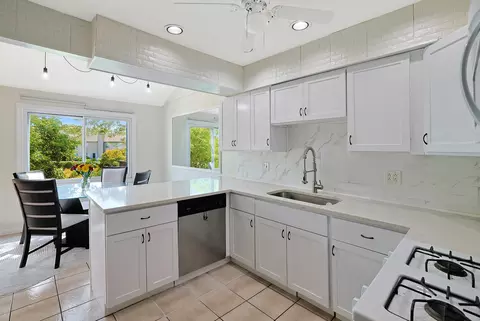 Kitchen - 365 Juniper Tree Ct, Hoffman Estates, IL 60169 photo 3 of 3
