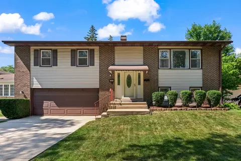 1422 S Robert Dr, Mount Prospect, IL 60056