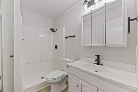 Bath - 205 Augusta Dr, Mchenry, IL 60050 photo 1 of 2