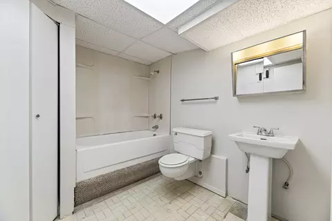 Bath - 205 Augusta Dr, Mchenry, IL 60050 photo 2 of 2