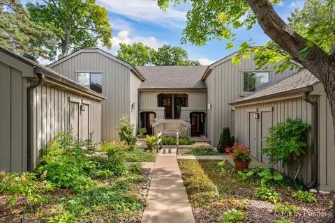 209 Shoreline Rd #B, Lake Barrington, IL 60010