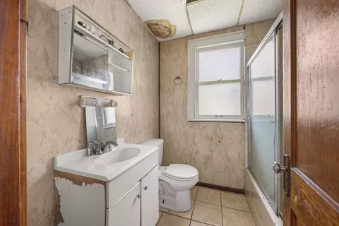 Bath - 142 W 103rd Pl, Chicago, IL 60628 photo 1 of 1