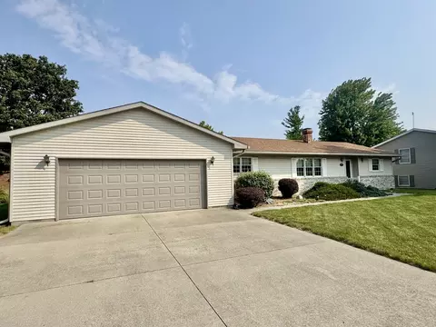 31 Colonial Dr, Clinton, IL 61727