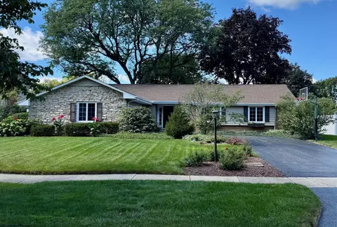 1614 Whittier Ln, Wheaton, IL 60189 photo 2