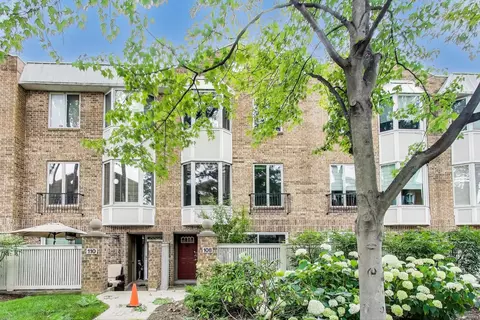 108 Bishop Quarter Ln, Oak Park, IL 60302