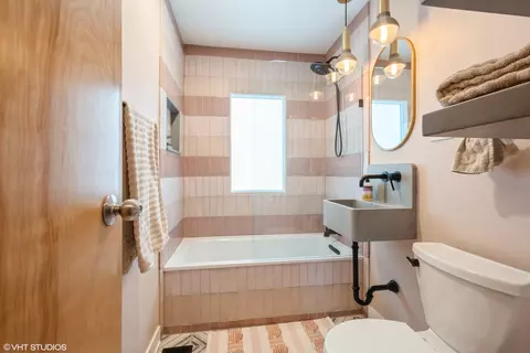 Bath - 722 Brown Ave, Evanston, IL 60202 photo 1 of 1