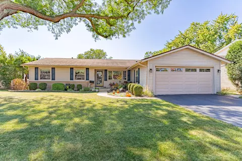 579 Bristol Ln, Elk Grove Village, IL 60007
