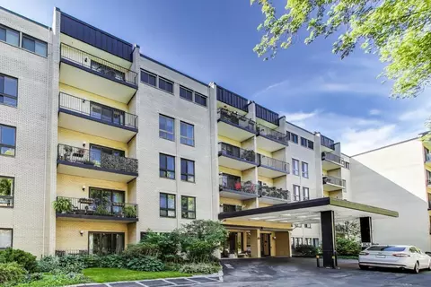 221 N Kenilworth Ave #105, Oak Park, IL 60302