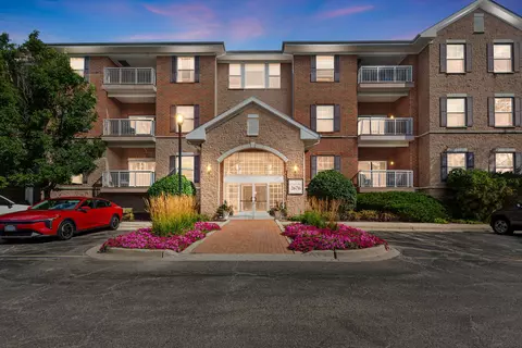 2676 Stone Cir #207, Geneva, IL 60134