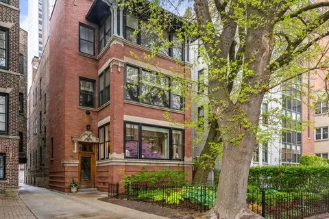 510 W Roscoe St #1, Chicago, IL 60657