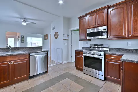 Kitchen - 3807 W Millstream Dr, Mchenry, IL 60050 photo 1 of 2