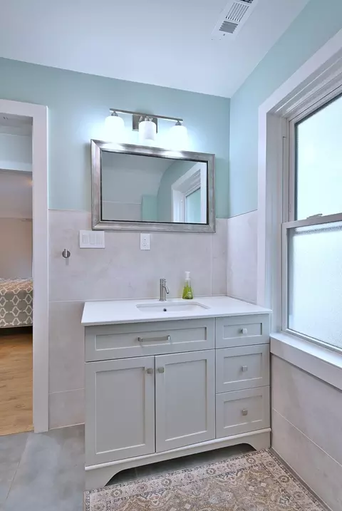 Bath - 3807 W Millstream Dr, Mchenry, IL 60050 photo 2 of 4