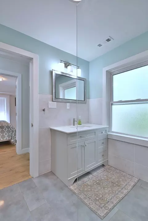 Bath - 3807 W Millstream Dr, Mchenry, IL 60050 photo 3 of 4