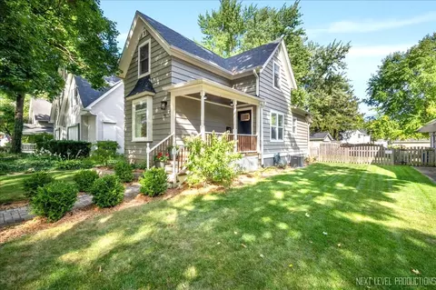 910 S 4th St, Saint Charles, IL 60174