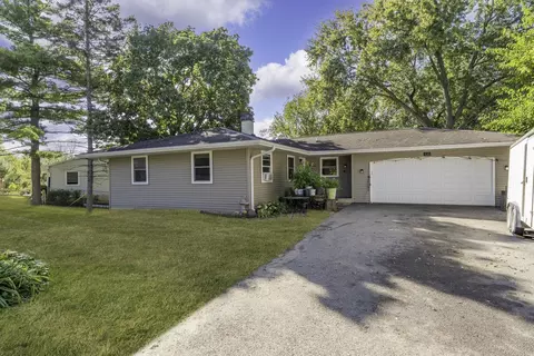 135 Indian Ln, Carpentersville, IL 60110