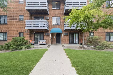 1319 N Winslowe Dr #303, Palatine, IL 60074