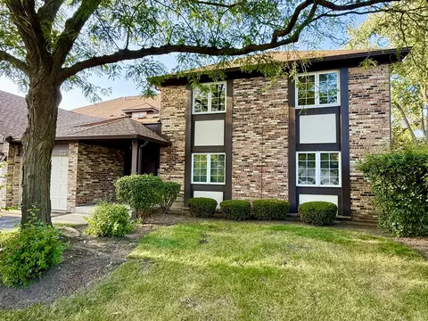 222 Stanhope Dr #B, Willowbrook, IL 60527
