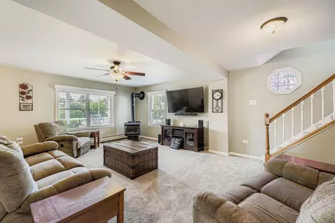 Living - 307 1st St, Wheeling, IL 60090 photo 1 of 2