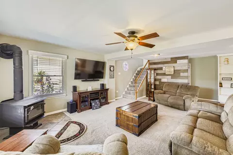 Living - 307 1st St, Wheeling, IL 60090 photo 2 of 2