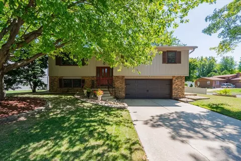 2901 Mockingbird Ln, Bloomington, IL 61704