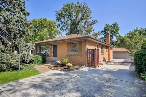 61 Grove Ave, Glen Ellyn, IL 60137