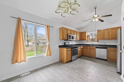 Kitchen - 16215 S Trumbull Ave, Markham, IL 60428 photo 2 of 3