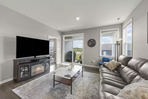 Living - 1 Savannah Ct, Algonquin, IL 60102 photo 2 of 2