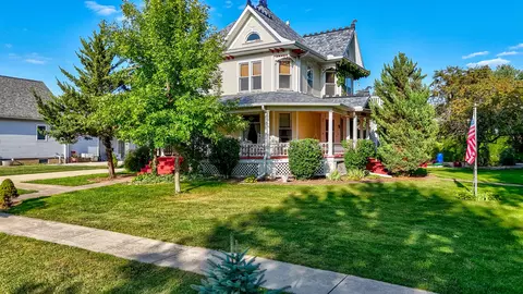 303 N Walnut St, Wenona, IL 61377