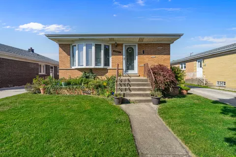 3821 Emerson Dr, Schiller Park, IL 60176