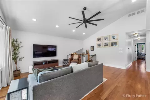 Entry Way - 714 N Elm St, Itasca, IL 60143 photo 3 of 3
