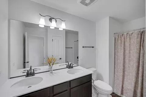 Bath - 2111 Schmitt Cir, Algonquin, IL 60102 photo 3 of 3