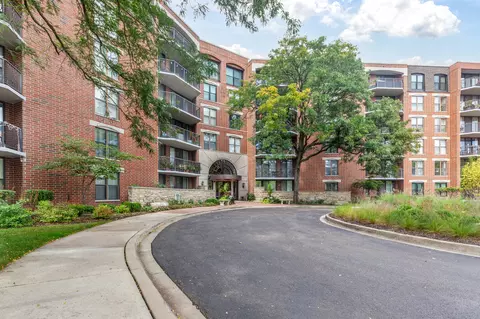 511 Aurora Ave #104, Naperville, IL 60540