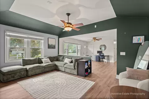 Living - 4708 Willow Ln, Mchenry, IL 60050 photo 2 of 3