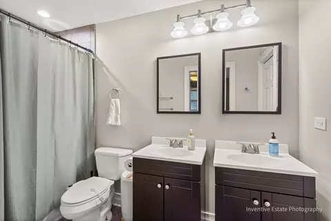 Bath - 4708 Willow Ln, Mchenry, IL 60050 photo 1 of 2