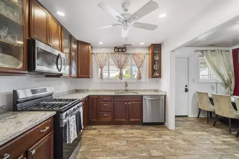 Kitchen - 930 S 3rd Ave, Des Plaines, IL 60016 photo 1 of 2