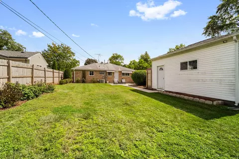 Exterior - 930 S 3rd Ave, Des Plaines, IL 60016 photo 3 of 4