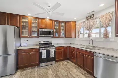 Kitchen - 930 S 3rd Ave, Des Plaines, IL 60016 photo 2 of 2