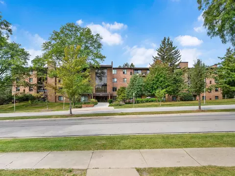 7510 Farmingdale Dr #208, Darien, IL 60561