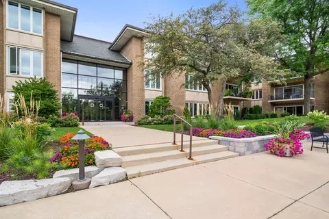 1 Oak Brook Club Dr #A211, Oak Brook, IL 60523