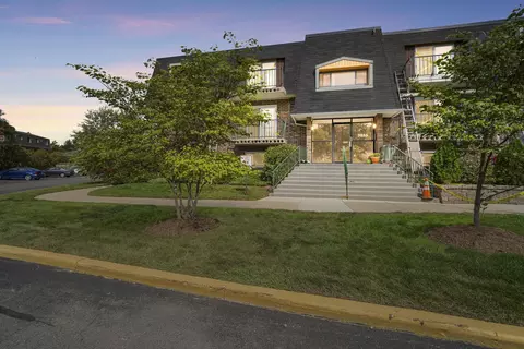 3856 S Parkway Dr #2A, Northbrook, IL 60062