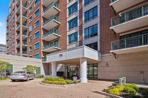 750 Pearson St #204, Des Plaines, IL 60016