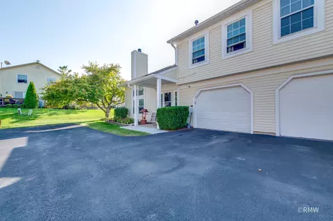 324 Juniper Cir, Streamwood, IL 60107
