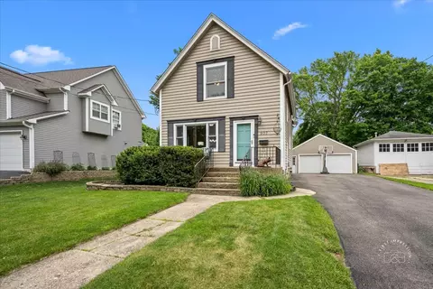 907 Illinois Ave, Saint Charles, IL 60174