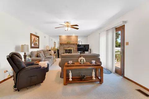 Living - 433 Wheatfield Rd, Matteson, IL 60443 photo 2 of 3