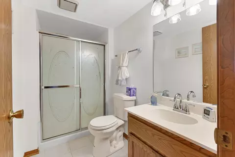 Bath - 433 Wheatfield Rd, Matteson, IL 60443 photo 1 of 3